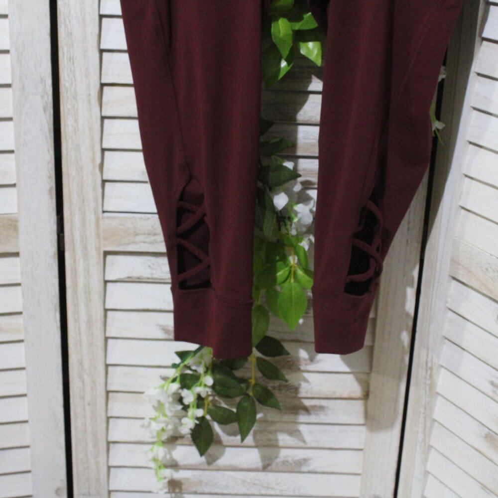 LIVI High-Rise Soft Capri Leggings with Pockets - Hem Detail - Burgundy (311) - Picture 6 of 10
